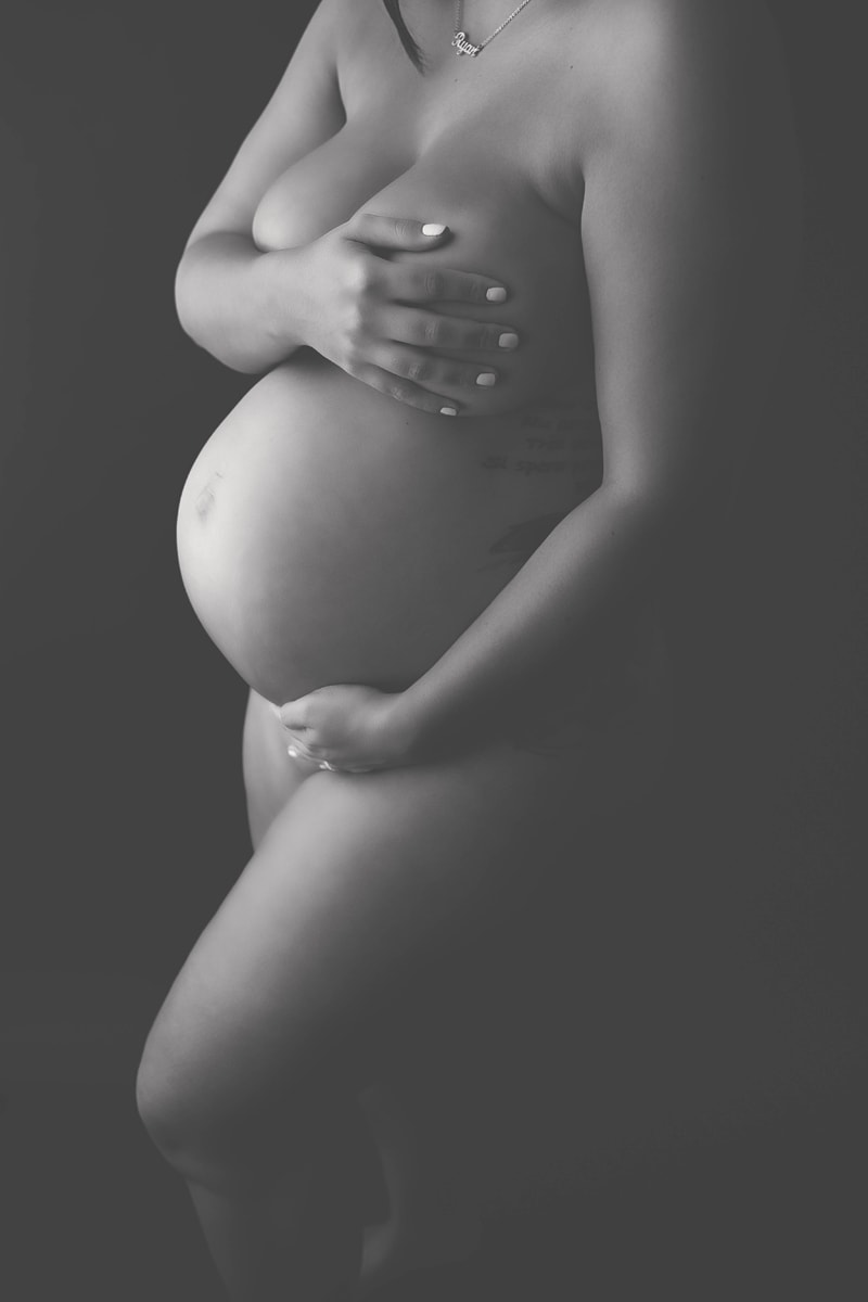 Maternity Photography, black and white of nude pregnant woman