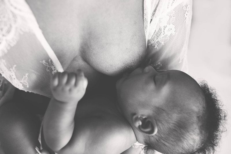 Lifestyle Photography, mother breastfeeding