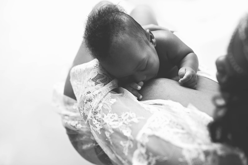 Lifestyle Photography, mother breastfeeding little baby