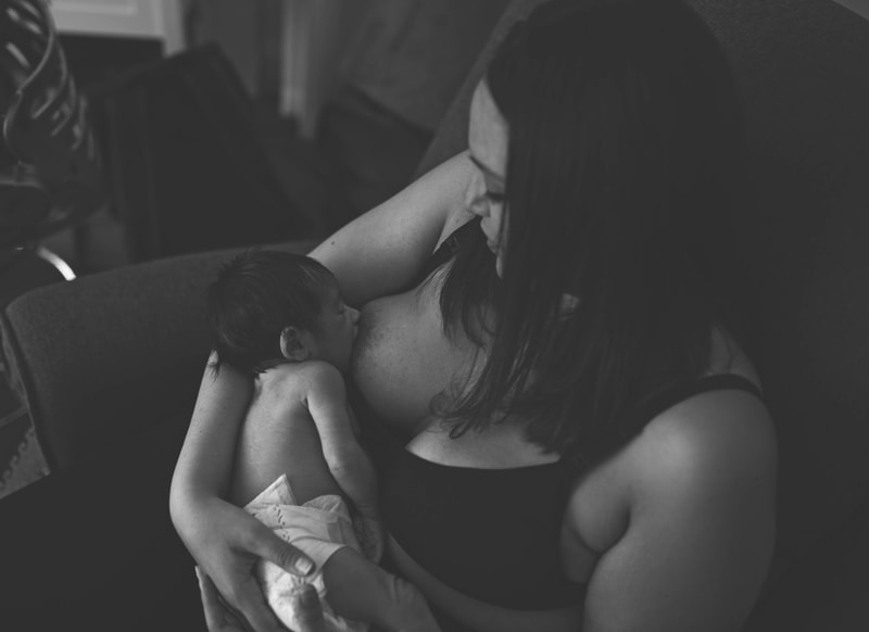 Lifestyle Photography, black and white of mother breastfeeding
